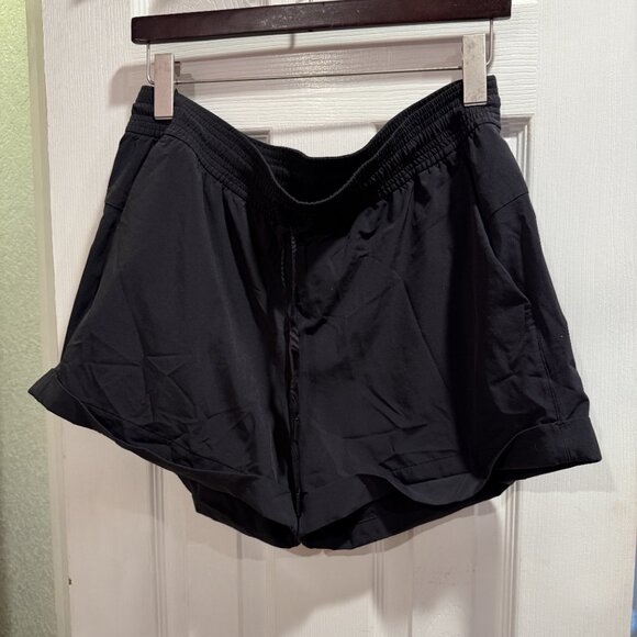 Lululemon Shorts Size 12 - Picture 2 of 2